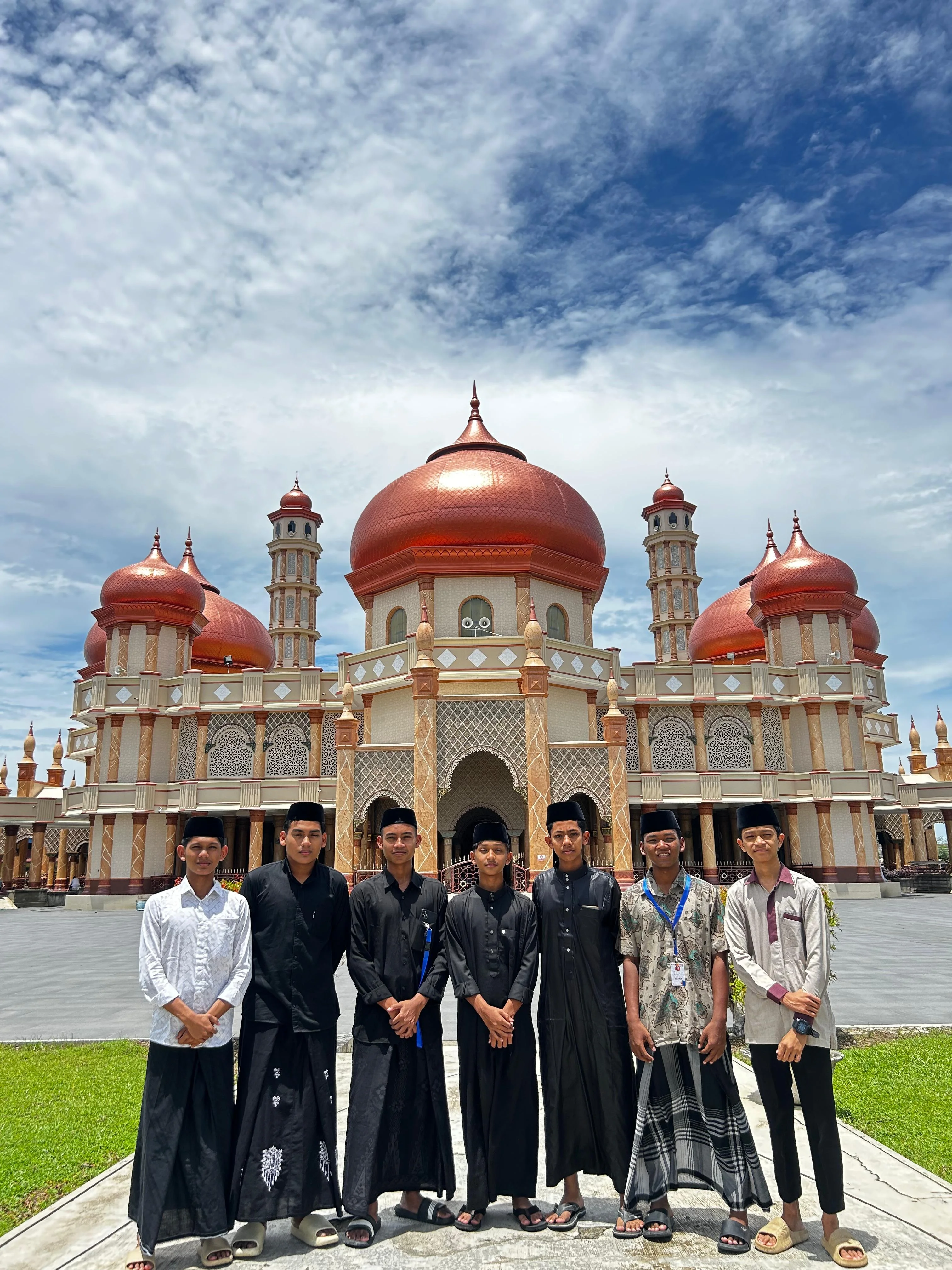 Peserta MTR 2025 di depan Masjid Agung Meulaboh