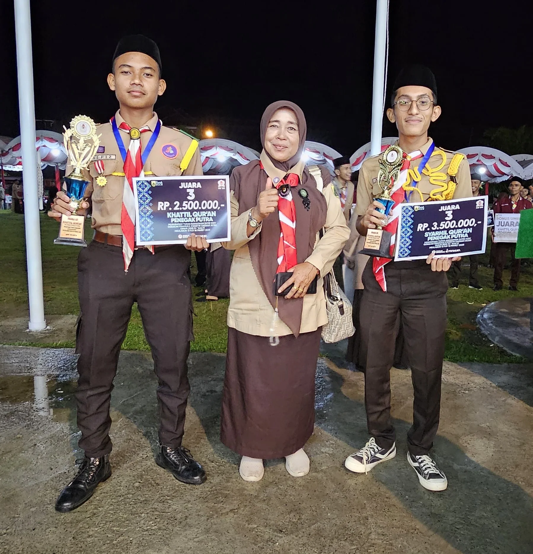 Bersama Bunda Pramuka Pidie Jaya setelah meraih Juara 3 Kaligrafi